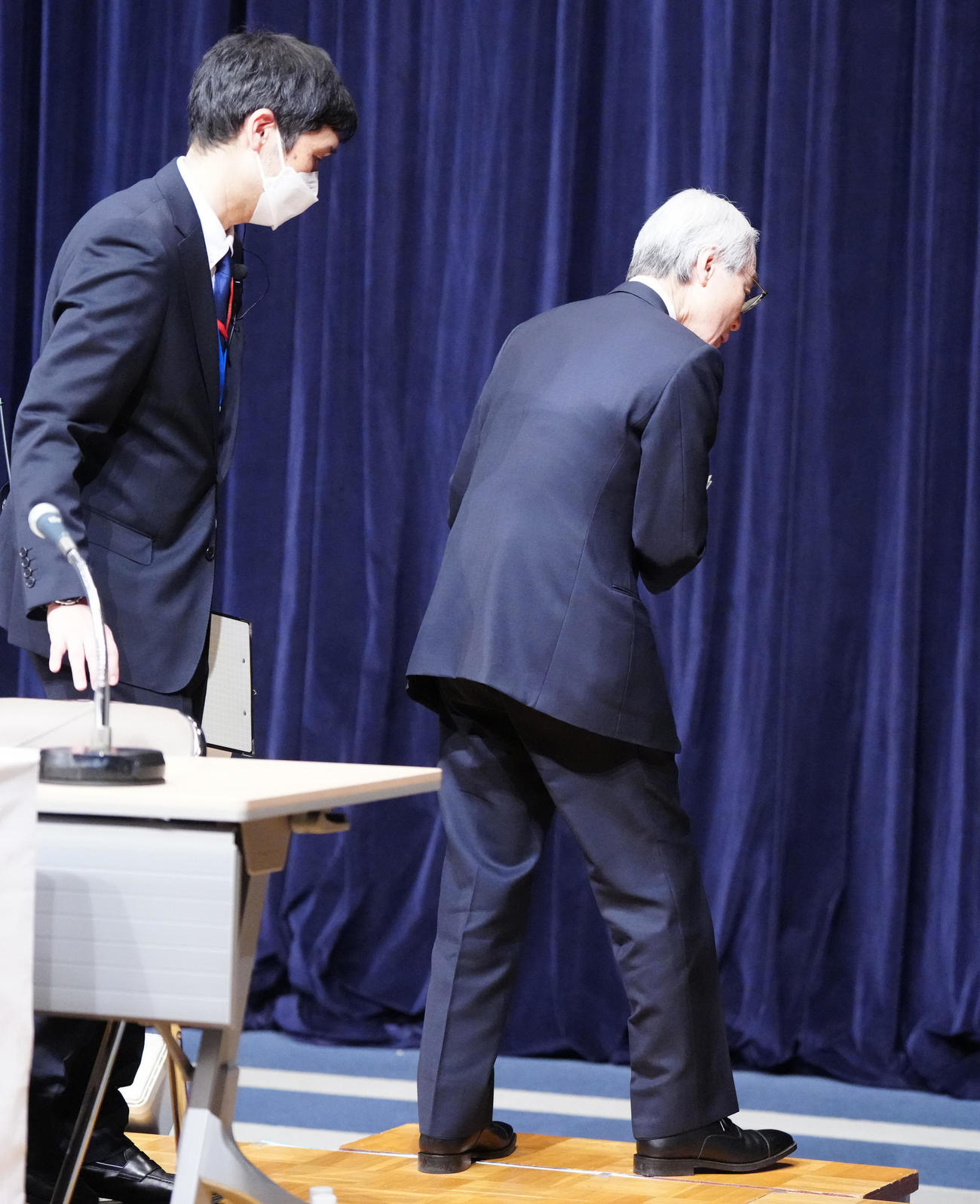フジテレビの記者会見開始から約6時間経過する前、休憩となり、移動するフジテレビ嘉納修治会長（右）（撮影・江口和貴）