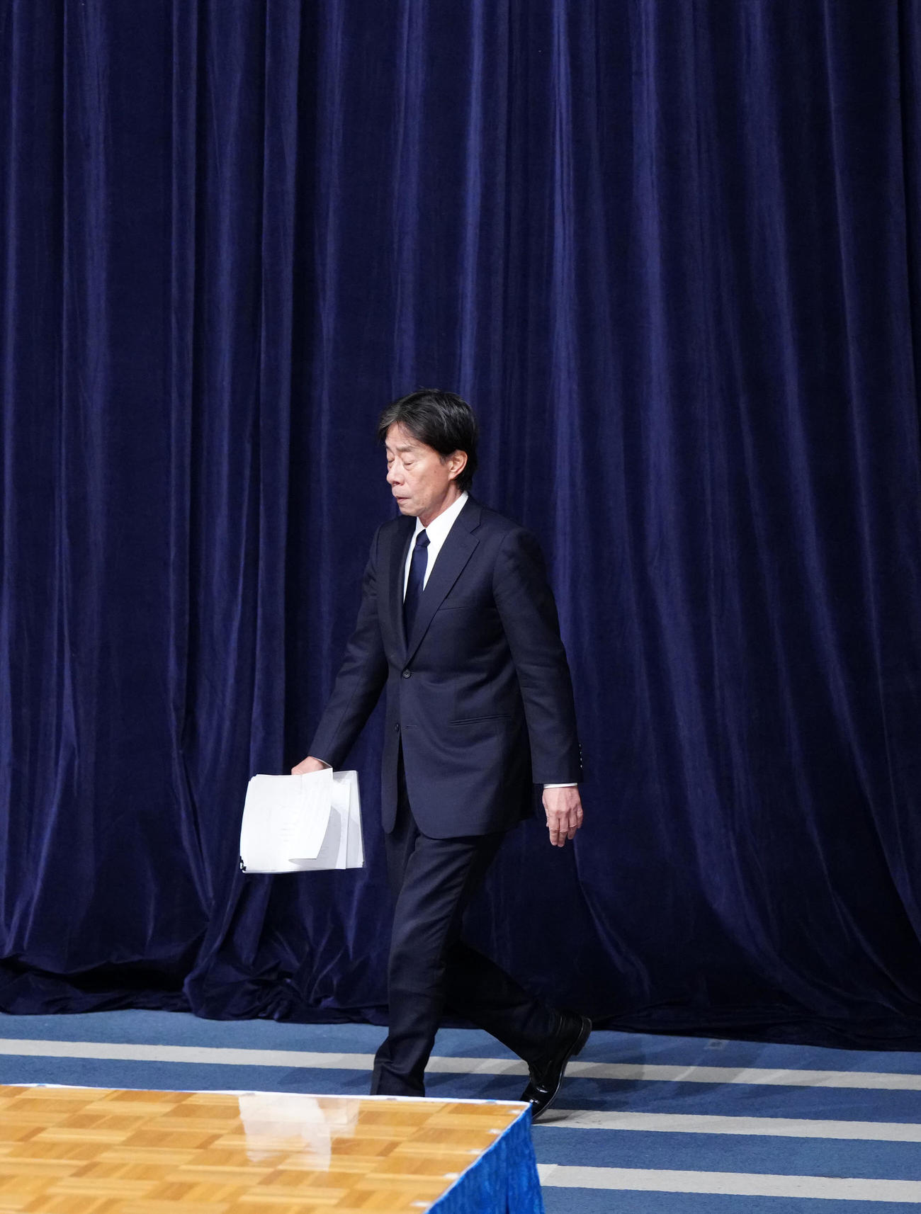 休憩後、記者会見の壇上に戻るフジテレビ港浩一社長（撮影・江口和貴）
