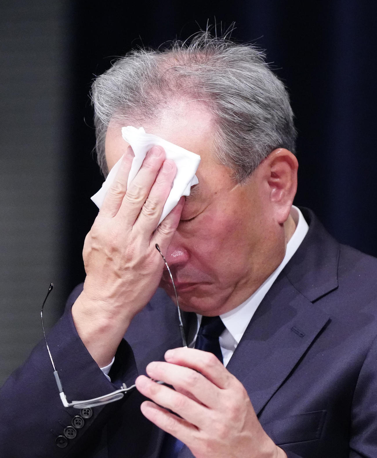 記者会見中、汗をぬぐうフジテレビ遠藤龍之介副会長＝28日午前0時7分（撮影・江口和貴）