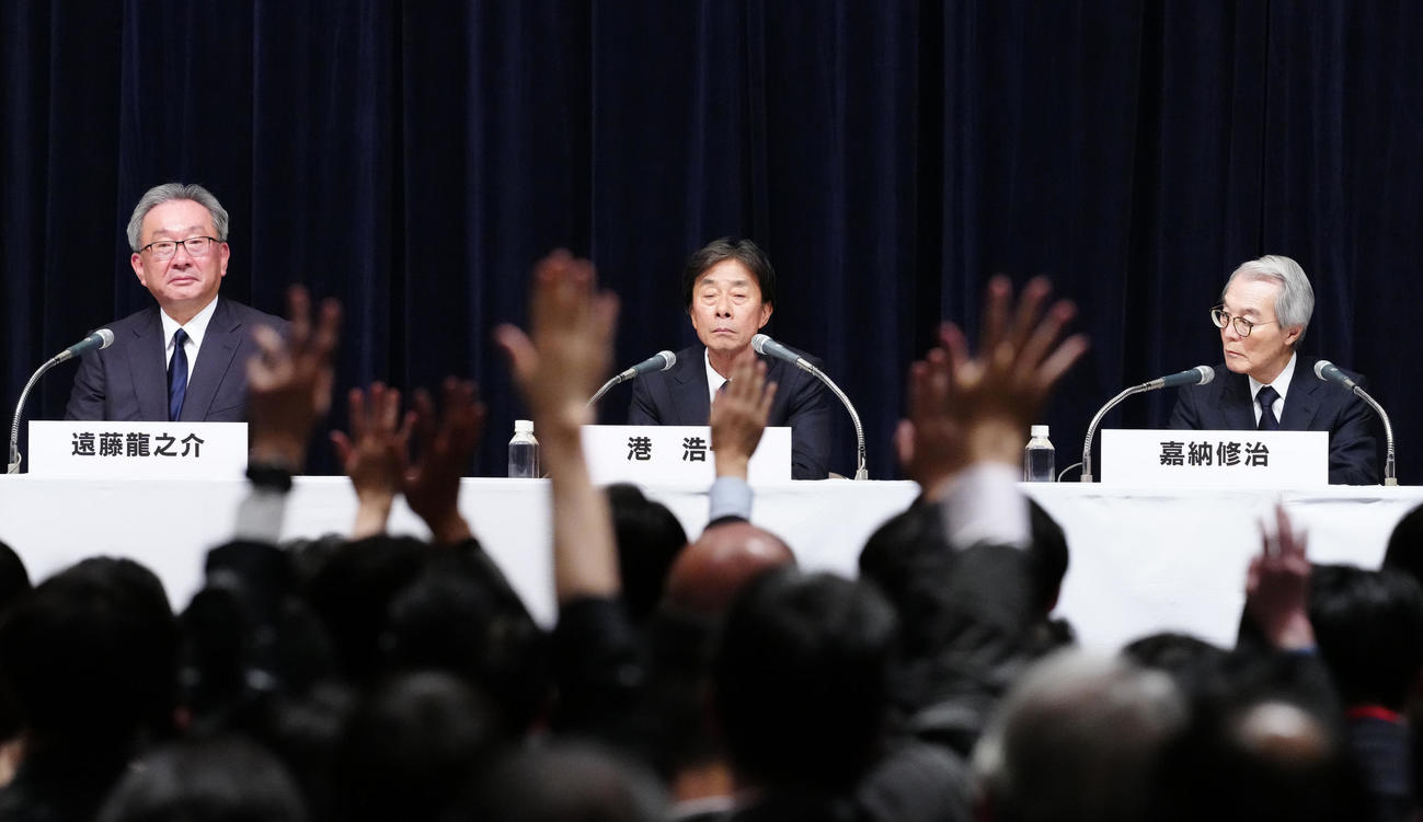 記者会見で報道陣からの質疑応答に臨むフジテレビ港浩一社長（中央）ら。右は嘉納修治会長、左は遠藤龍之介副会長（撮影・江口和貴）