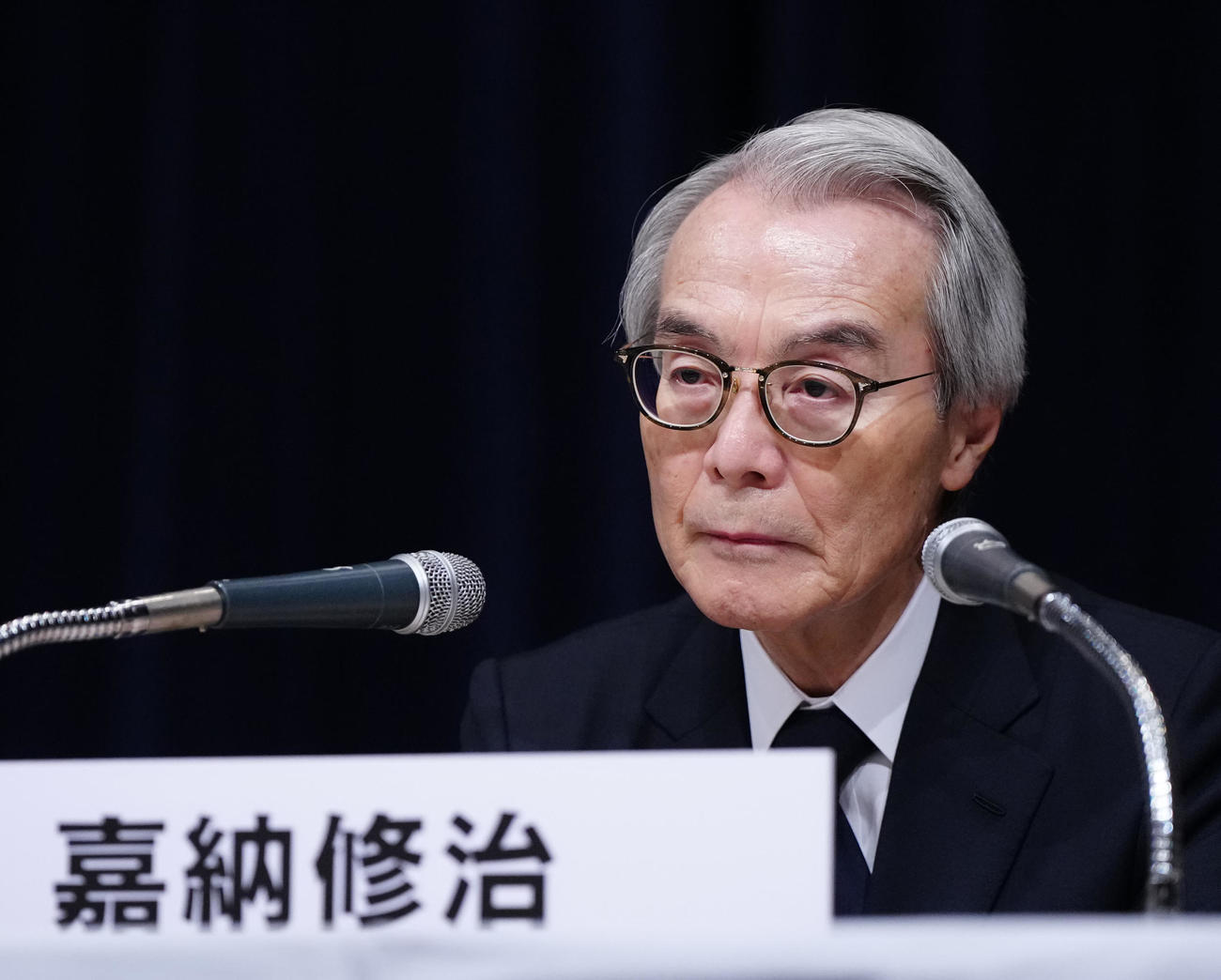 記者会見に臨むフジテレビ嘉納修治会長＝28日午前0時7分（撮影・江口和貴）