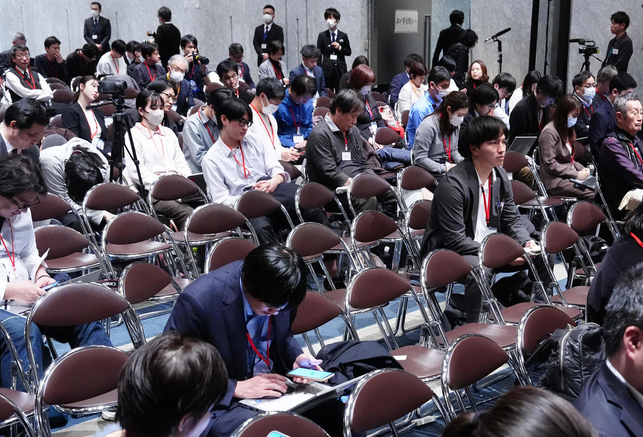 フジテレビの記者会見開始から7時間半が経過。空席が目立つようになる（撮影・江口和貴）