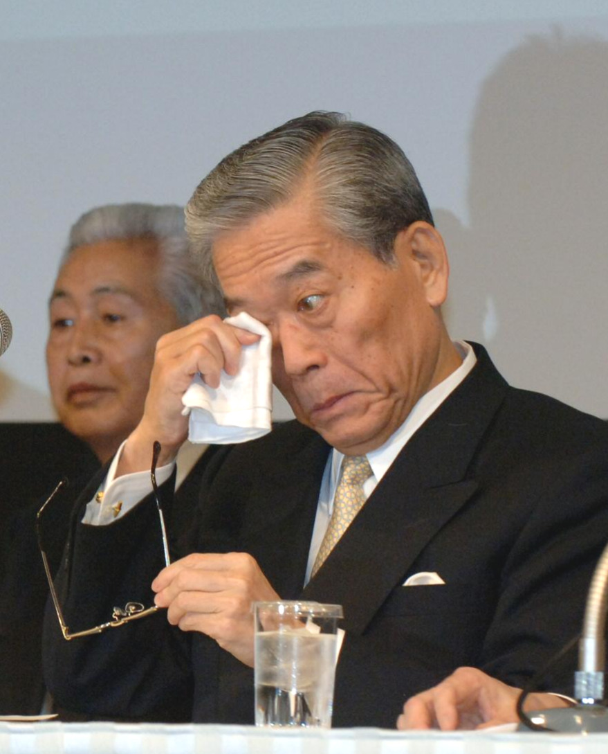 目元をハンカチでぬぐう日枝久会長（2005年撮影）