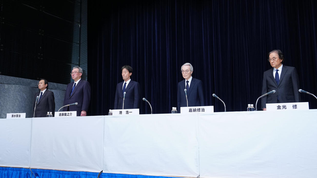 記者会見に臨む、左からフジテレビ清水賢治新社長、遠藤龍之介副会長、港浩一社長、嘉納修治会長、フジ・メディア・ホールディングス金光修社長（撮影・江口和貴）