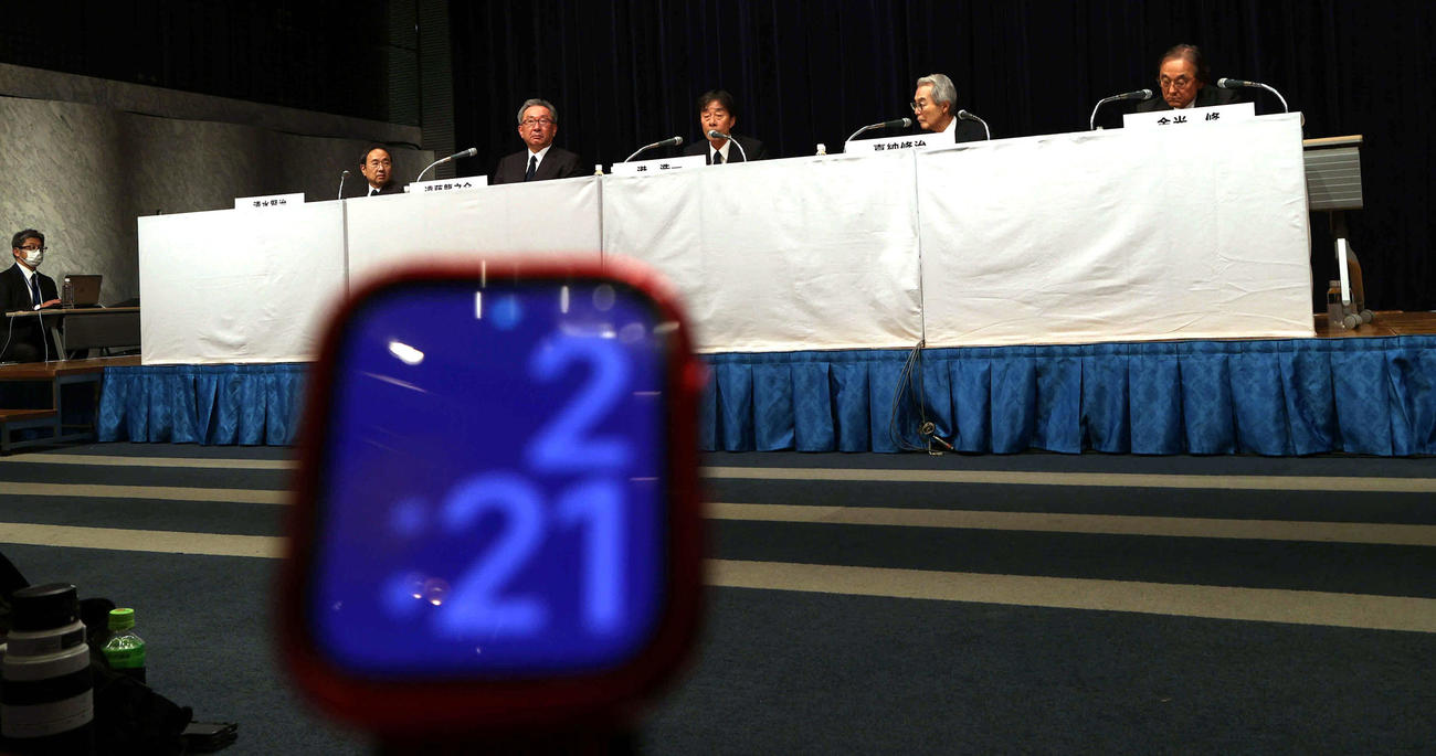 フジテレビの記者会見は午前2時21分過ぎに終了した。中央は港浩一社長（2025年1月28日撮影）