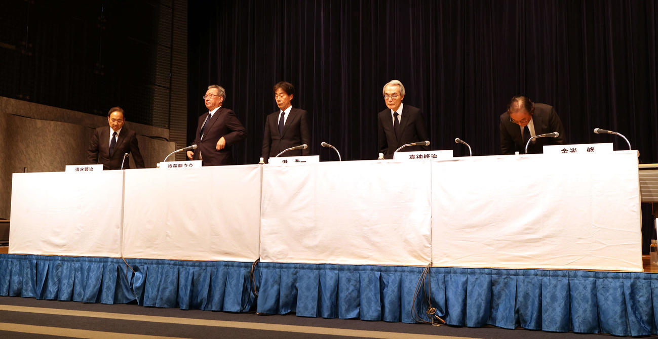記者会見を終え会見場をあとにする左からフジテレビ遠藤龍之介副会長、港浩一社長、嘉納修治会長、フジ・メディア・ホールディングス金光修社長（撮影・水谷安孝）