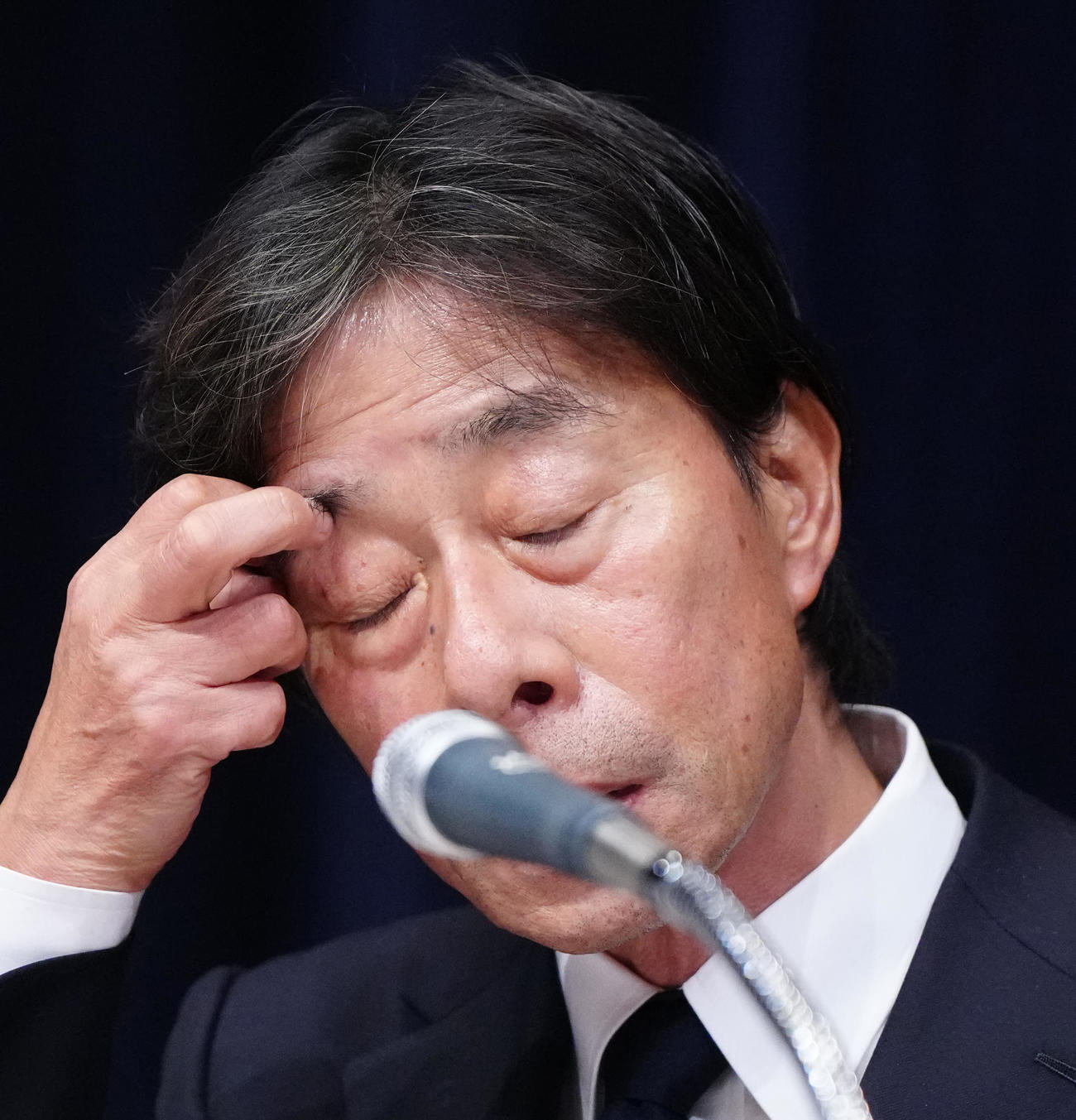 記者会見に臨むフジテレビ港浩一社長＝28日午前0時8分（撮影・江口和貴）
