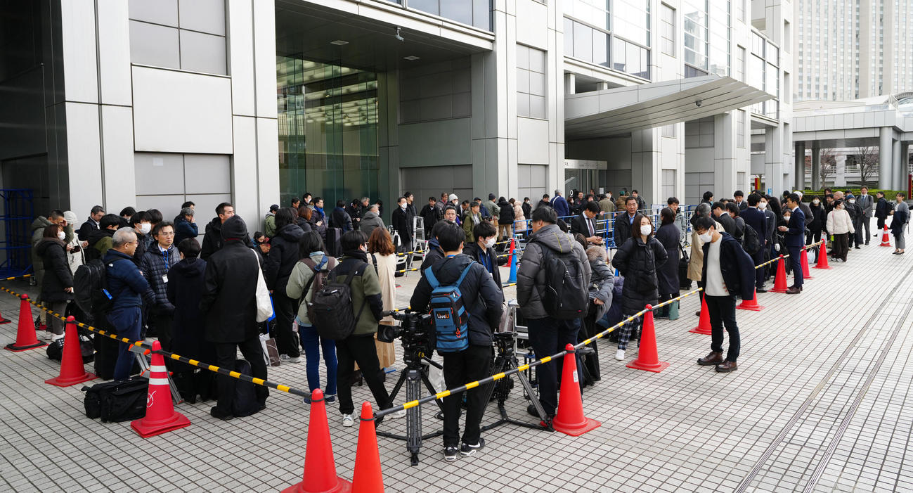 記者会見が行われるフジテレビに集まった大勢の報道陣（撮影・江口和貴）