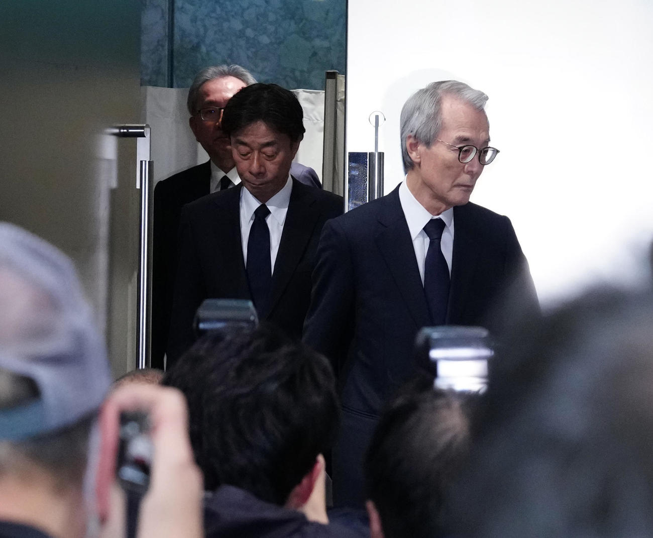 記者会見場に入るフジテレビ嘉納修治会長（右）と港浩一社長（撮影・江口和貴）