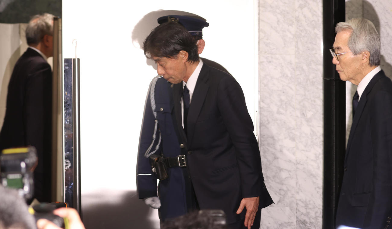 記者会見を終え会場をあとにするフジテレビ港浩一社長（左）と嘉納修治会長（撮影・水谷安孝）
