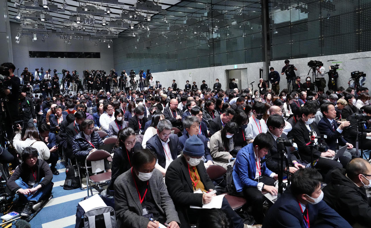 フジテレビの記者会見に集まった大勢の報道陣（撮影・江口和貴）