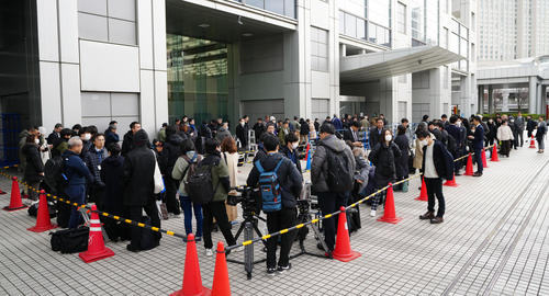記者会見が行われるフジテレビに集まった大勢の報道陣（撮影・江口和貴）