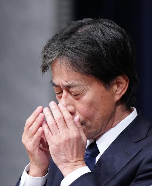記者会見中、顔を手で覆うフジテレビ港浩一社長（撮影・江口和貴）