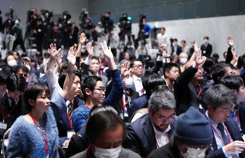 記者会見での質疑応答で挙手する報道陣（撮影・江口和貴）