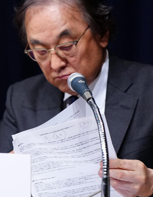 記者会見中、フジ・メディア・ホールディングス金光修社長が目を通す資料（撮影・江口和貴）