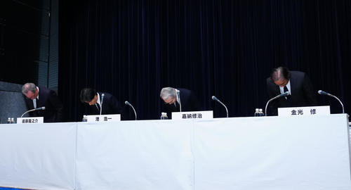 記者会見で謝罪する、左からフジテレビ遠藤龍之介副会長、港浩一社長、嘉納修治会長、フジ・メディア・ホールディングス金光修社長（撮影・江口和貴）