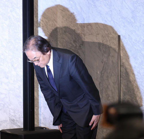記者会見を終え会場をあとにするフジ・メディア・ホールディングス金光修社長（撮影・水谷安孝）