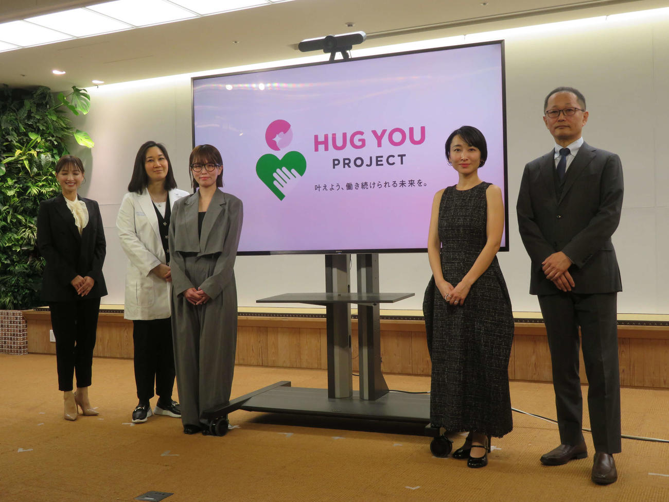 ファムメディコ「HUG YOU PROJECT」発足記念発表会に出席した、左から望月理恵、浜中聡子氏、安西智美氏、平山彩子氏、井坂徳雄氏（撮影・村上幸将）