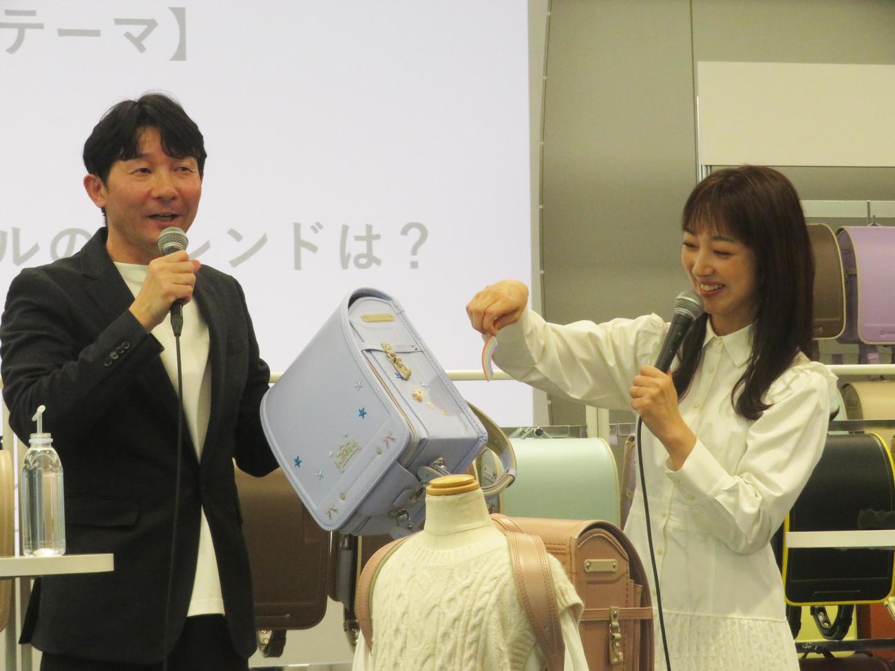刺しゅうシールにテンションが上がる川田裕美アナ（右）