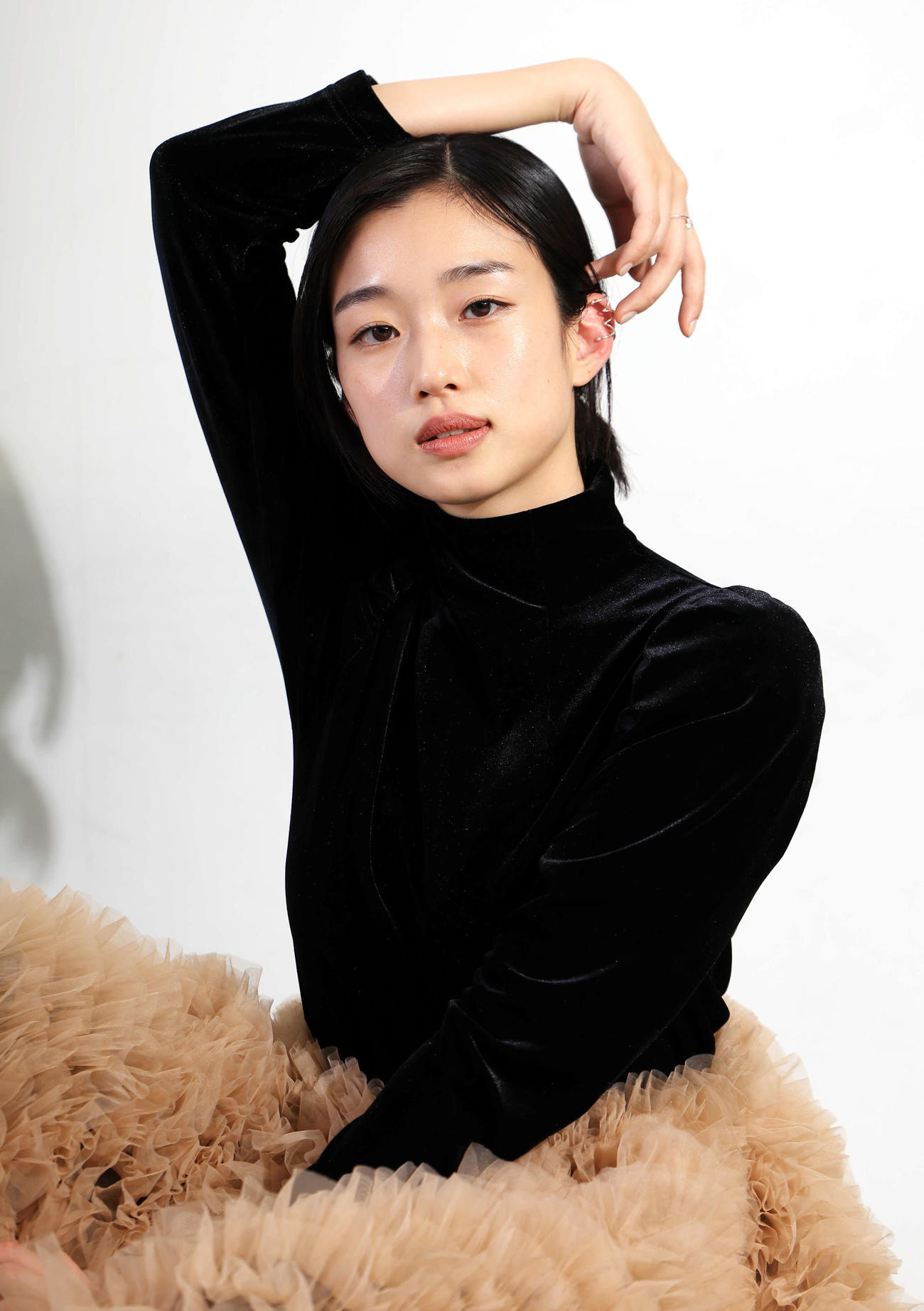 アンニュイな雰囲気から可憐な役まで、女優として幅を広げ続ける河合優実はちょっとしたしぐさも絵になる（撮影・浅見桂子）