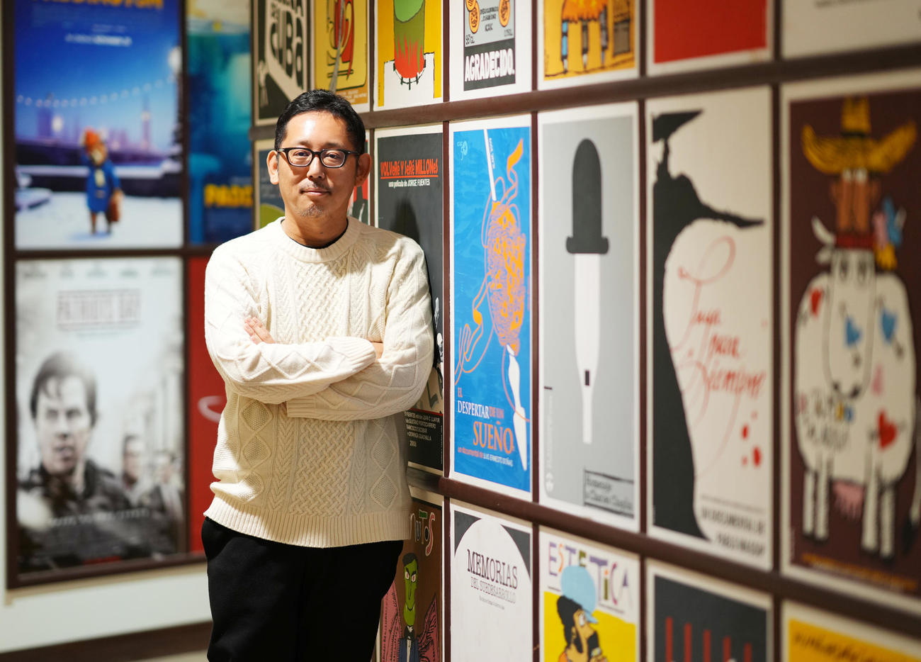 映画「あんのこと」で第67回ブルーリボン賞の監督賞を受賞し、笑顔でポーズをとる入江悠監督（撮影・菅敏）