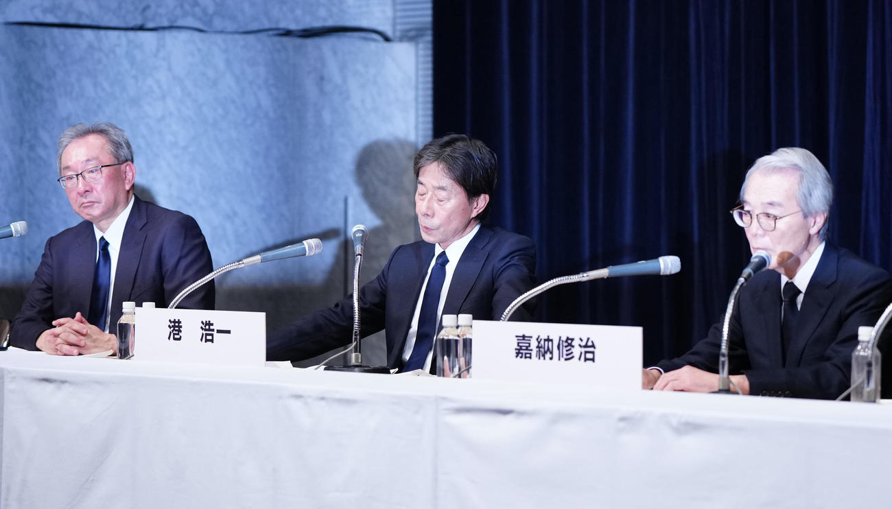27日、記者会見で厳しい表情のフジテレビ港浩一社長（中央）。右は嘉納修治会長、左は遠藤龍之介副会長