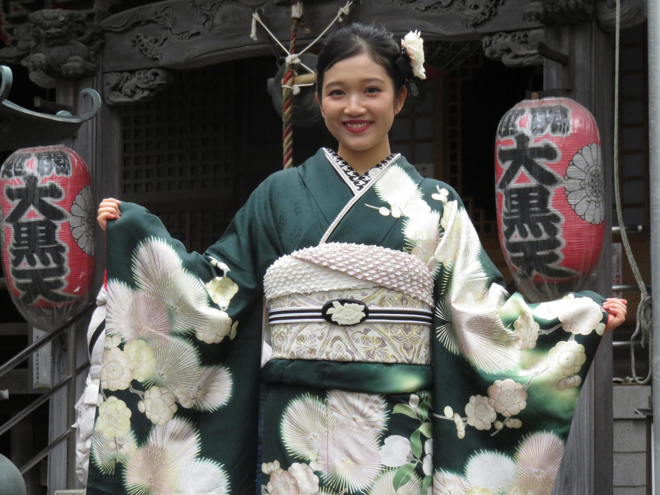 18歳を迎え、晴れ着姿を披露する山崎玲奈