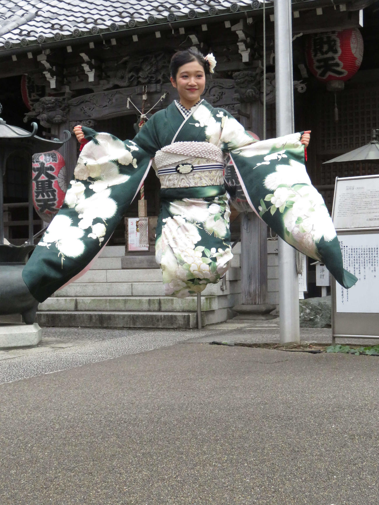 晴れ着姿で高いジャンプを見せる山崎玲奈