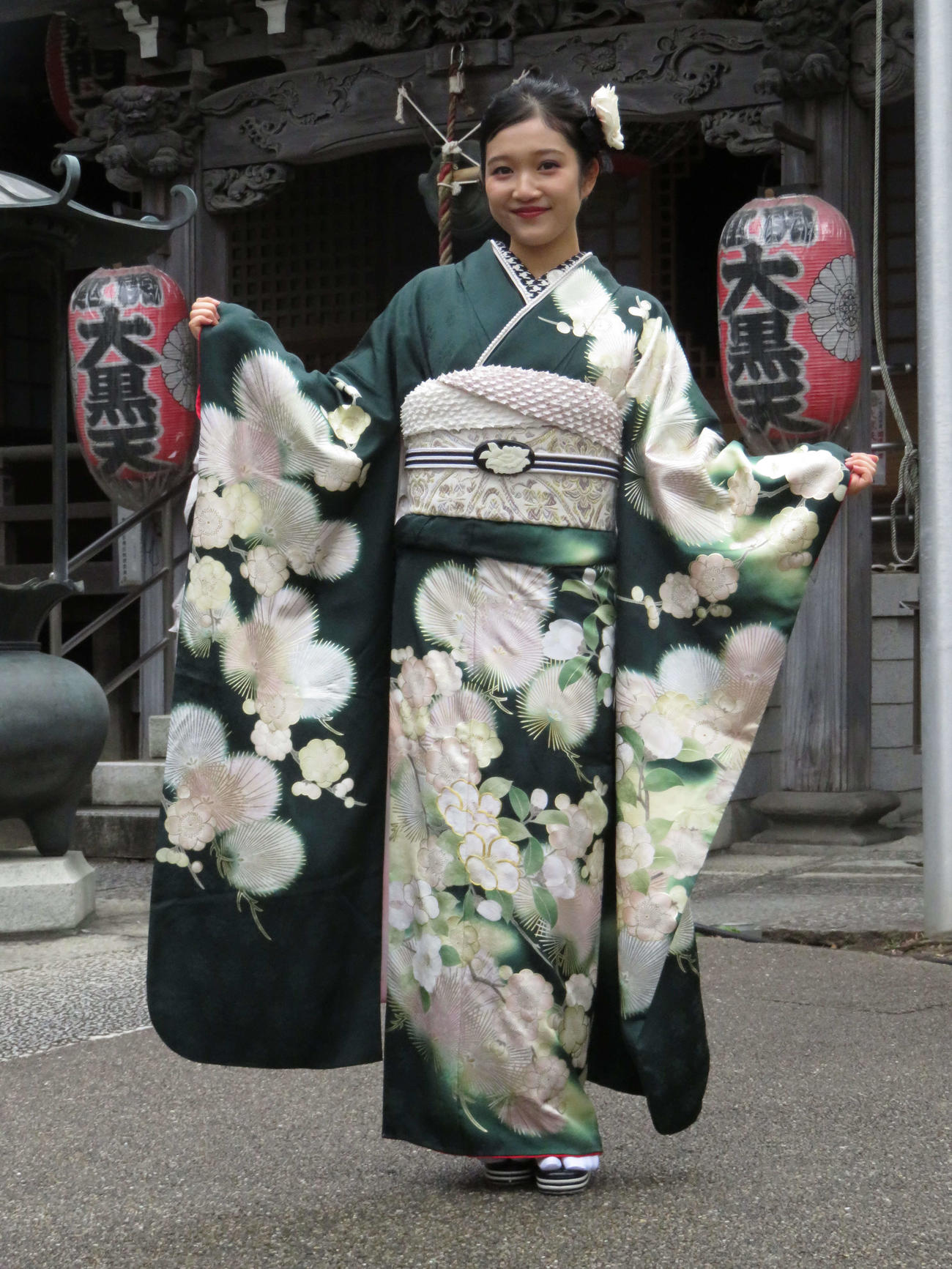 18歳を迎え、晴れ着姿を披露する山崎玲奈
