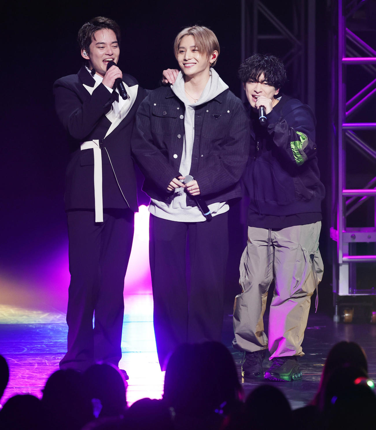 「YUMA NAKAYAMA LIVE TOUR 2025 Wings For The GOOD VIBES」に駆けつけた知念侑李（右）、山田涼介（中央）に喜ぶ中山優馬（撮影・野上伸悟）