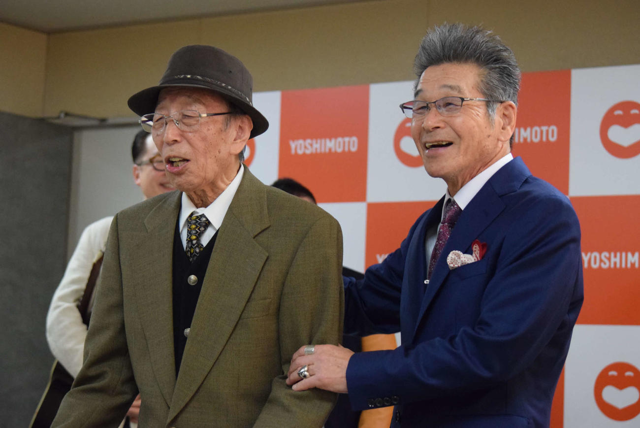 定例会見に出席した吉本新喜劇の間寛平GM（右）とやなぎ浩二（撮影・阪口孝志）
