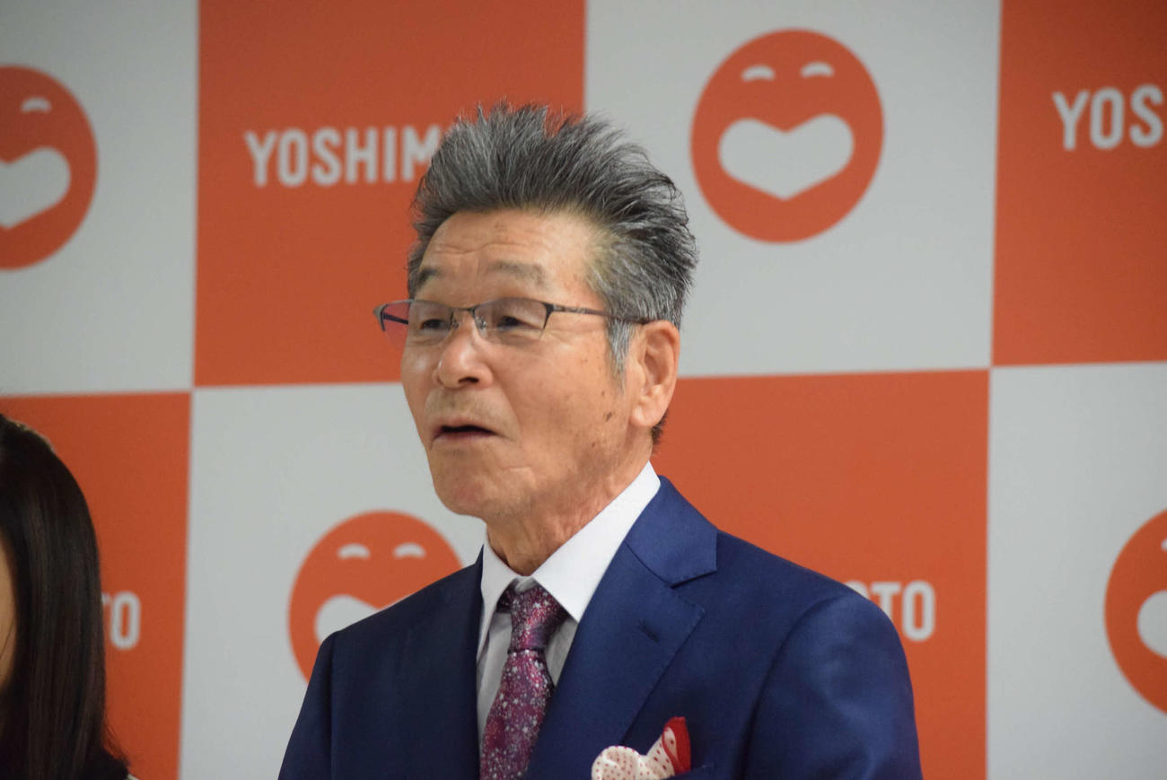 定例会見に出席した吉本新喜劇の間寛平GM（撮影・阪口孝志）