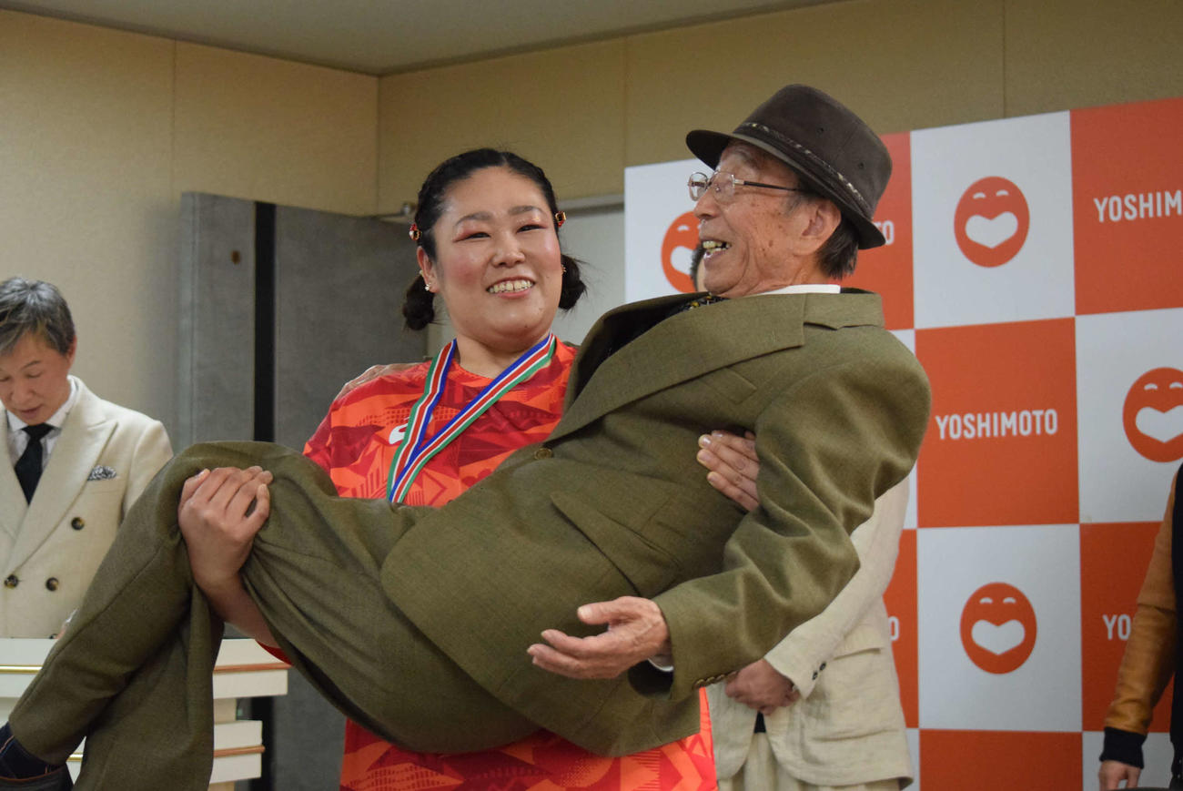 やなぎ浩二（右）を持ち上げるぢゃいこ（撮影・阪口孝志）