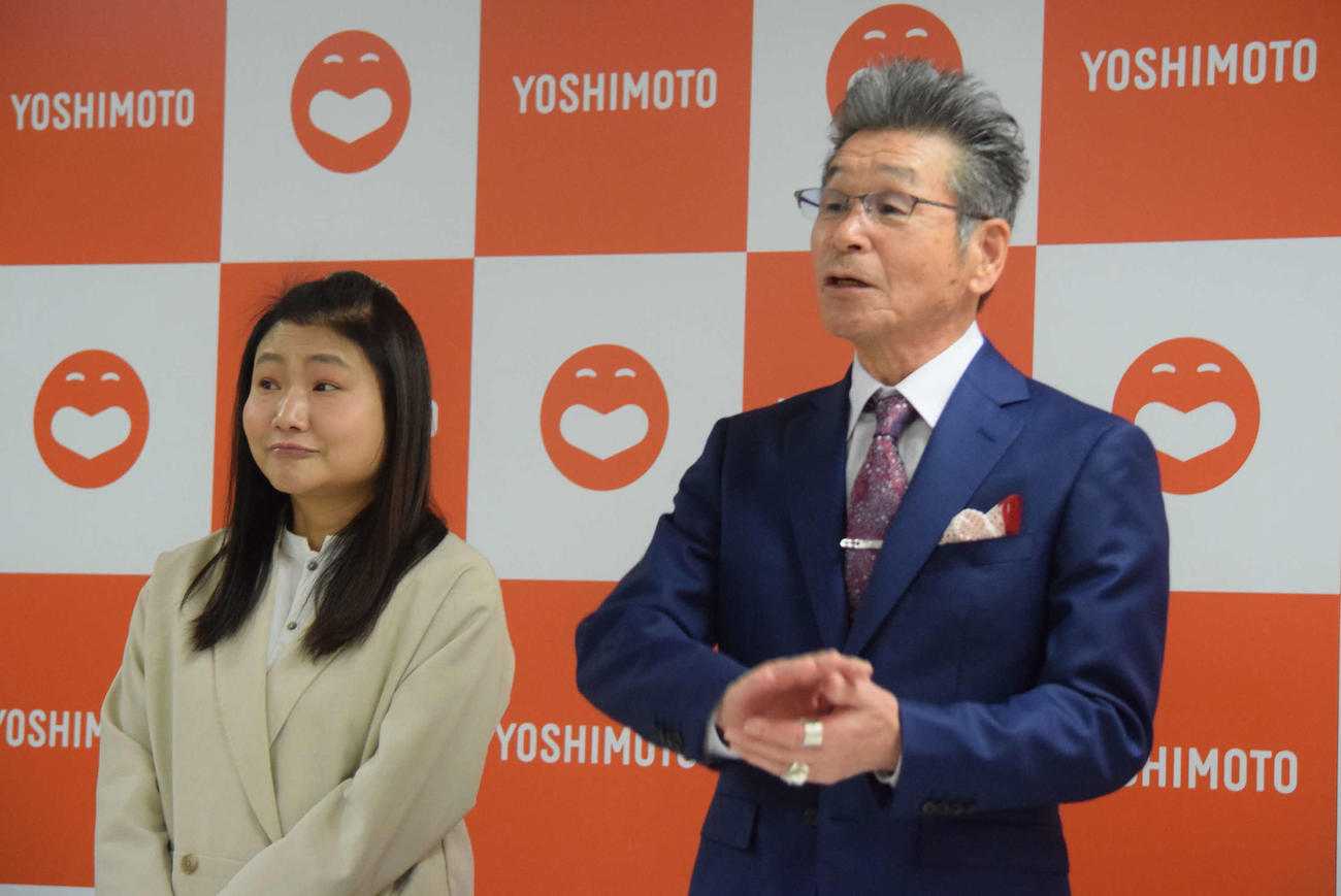 定例会見に出席した吉本新喜劇の間寛平GM（右）と島田珠代（撮影・阪口孝志）