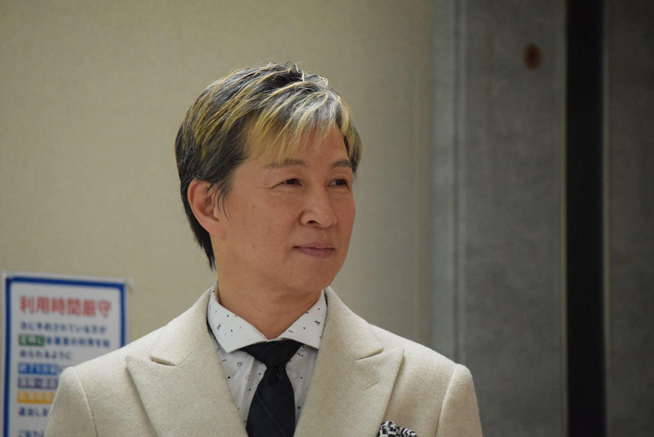 間寛平GMの定例会見の司会を務めたアキ（撮影・阪口孝志）