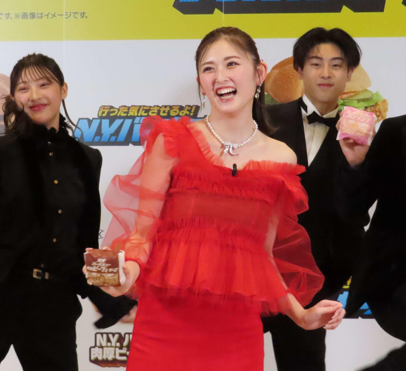 マクドナルド「行った気にさせるよ！N．Y．バーガーズ」新商品発表イベントで「Choo Choo TRAIN」を披露したゆうちゃみ