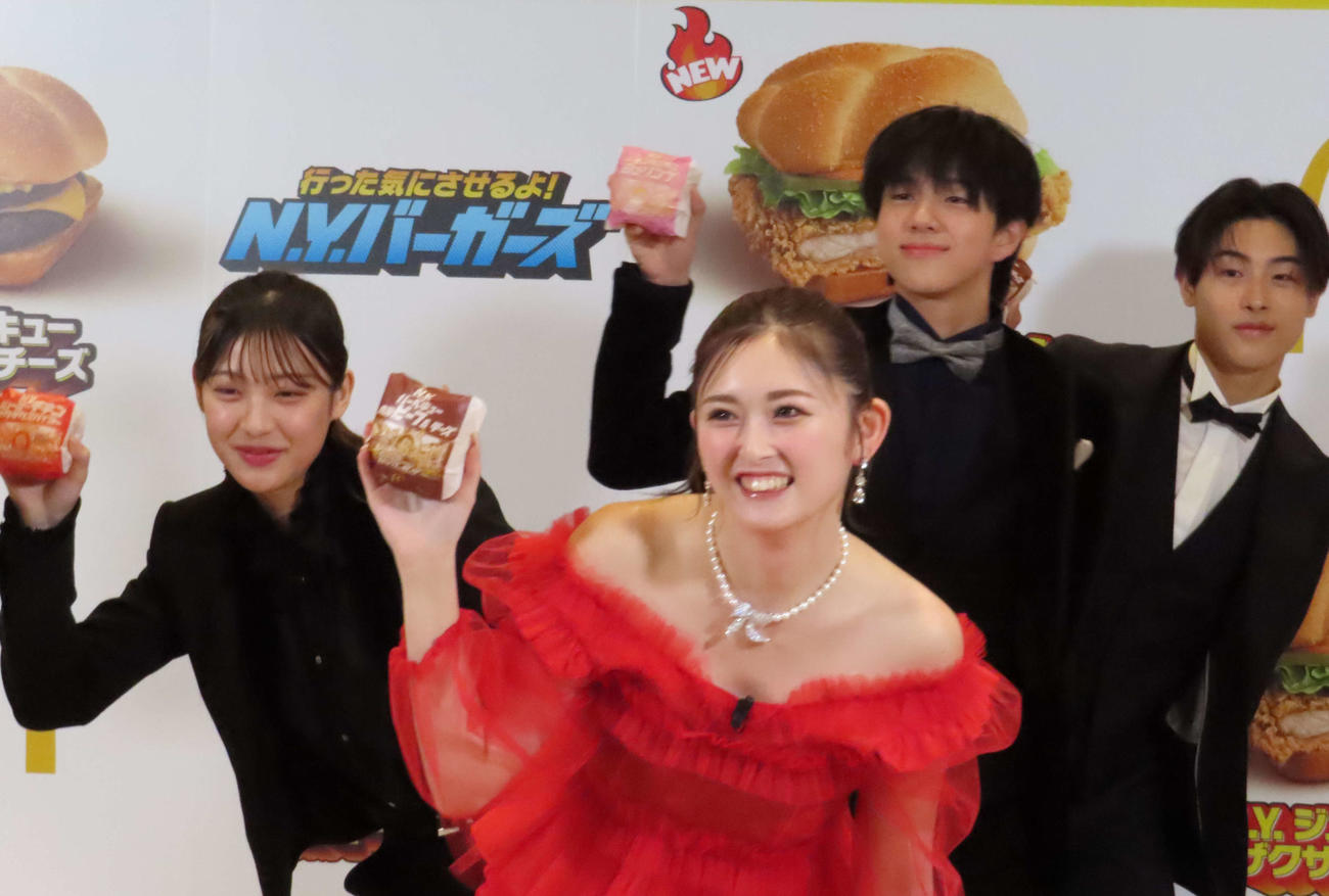 マクドナルド「行った気にさせるよ！N．Y．バーガーズ」新商品発表イベントで「Choo Choo TRAIN」を披露したゆうちゃみ