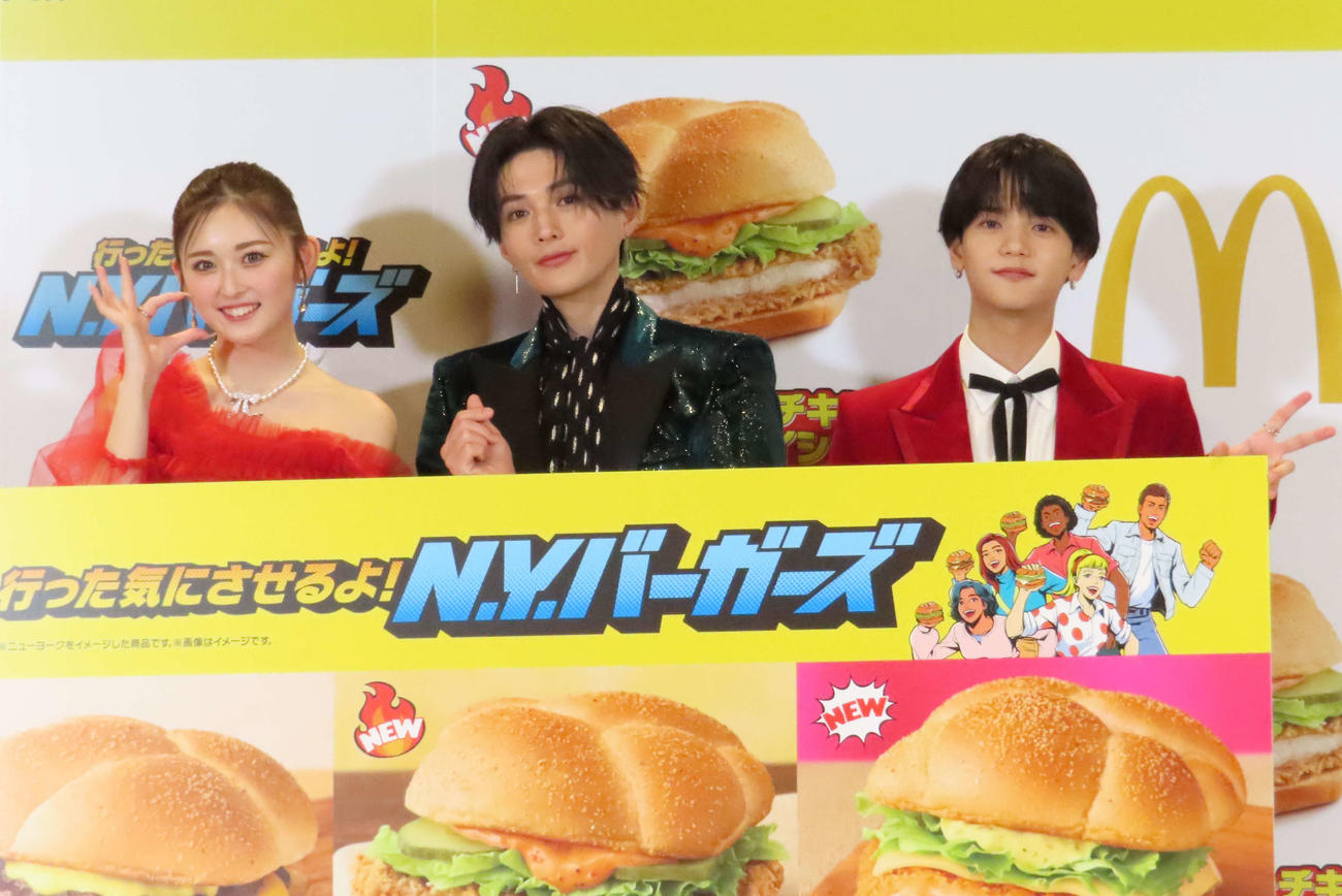マクドナルド「行った気にさせるよ！N．Y．バーガーズ」新商品発表イベントに出席した、左からゆうちゃみ、八木勇征、中島颯太
