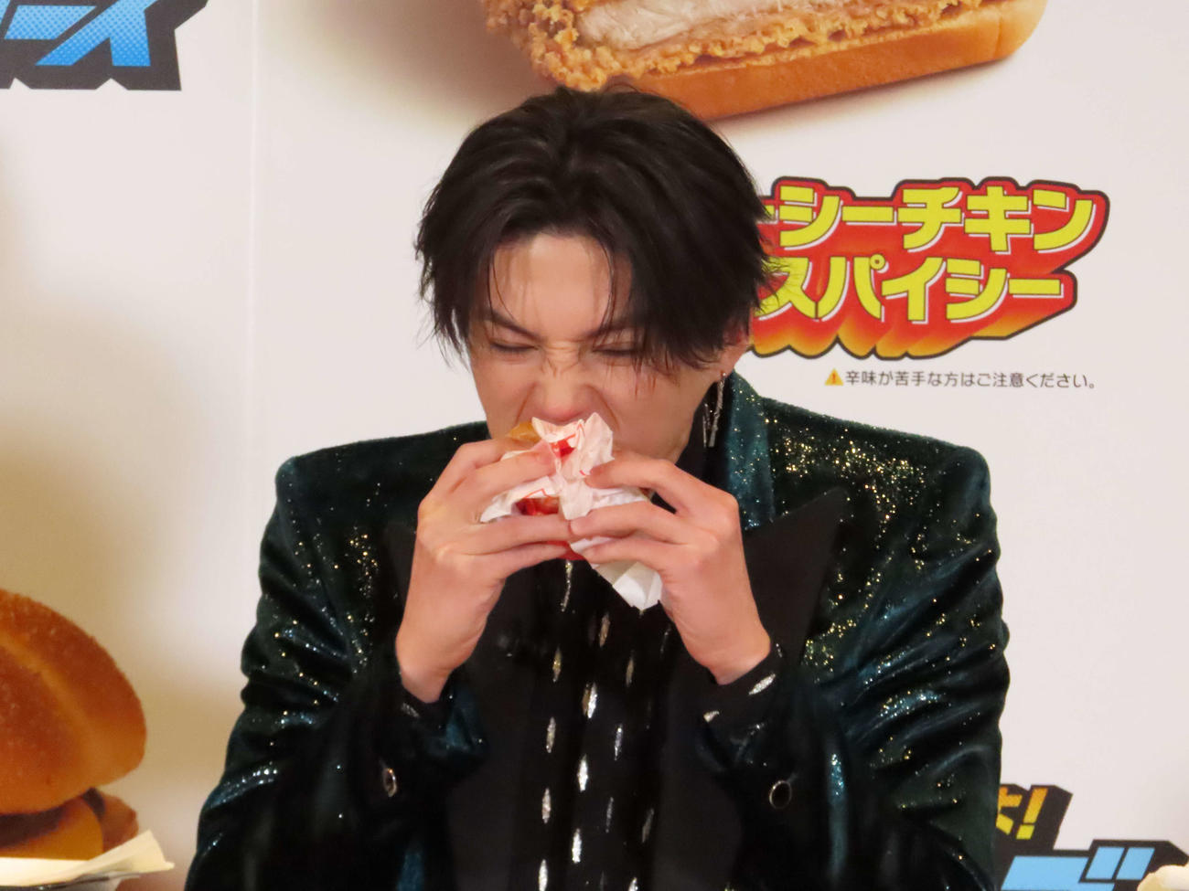マクドナルド「行った気にさせるよ！N．Y．バーガーズ」新商品発表イベントで試食する八木勇征
