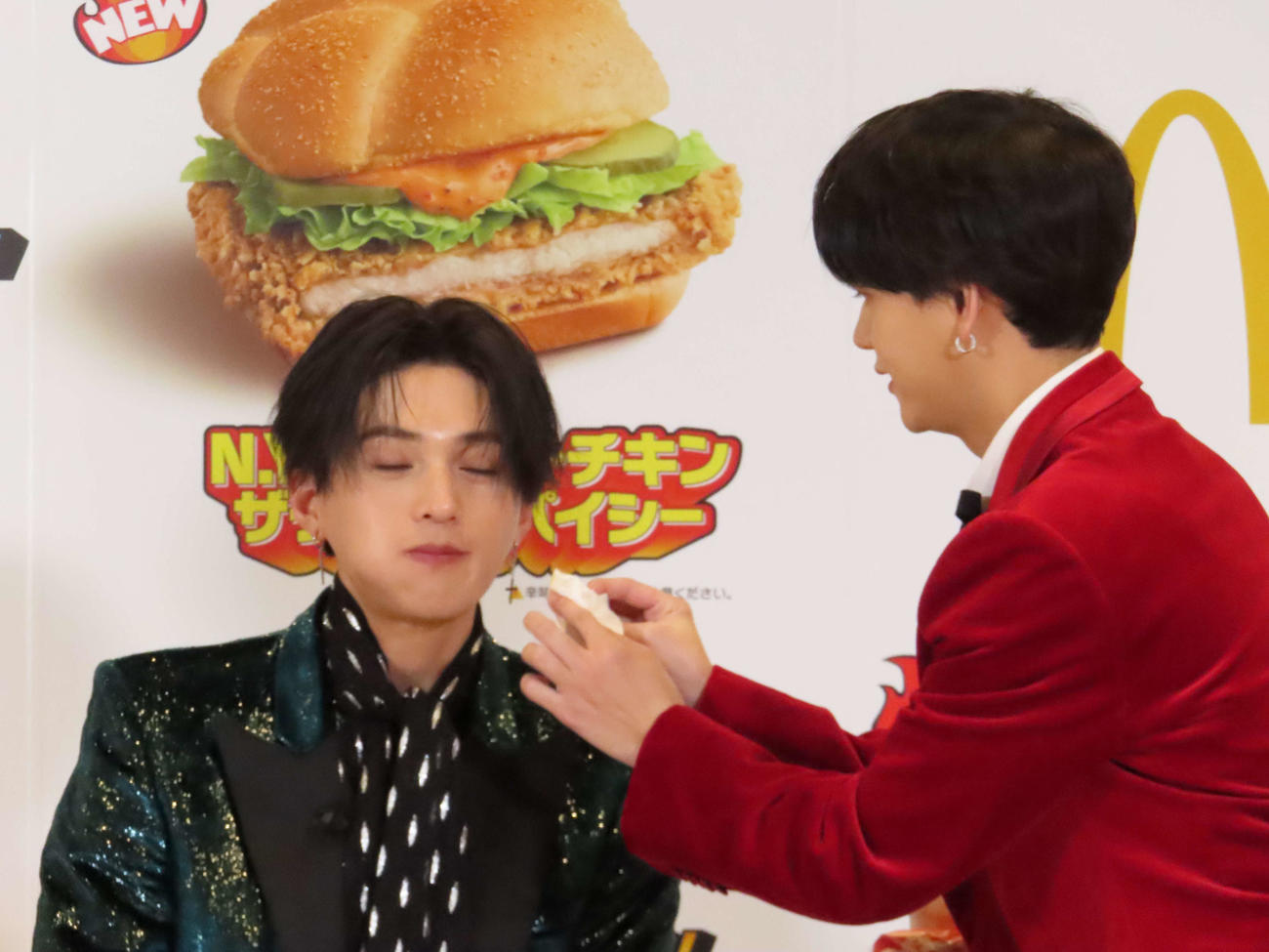 マクドナルド「行った気にさせるよ！N．Y．バーガーズ」新商品発表イベントで、八木勇征の口についたソースを取る中島颯太