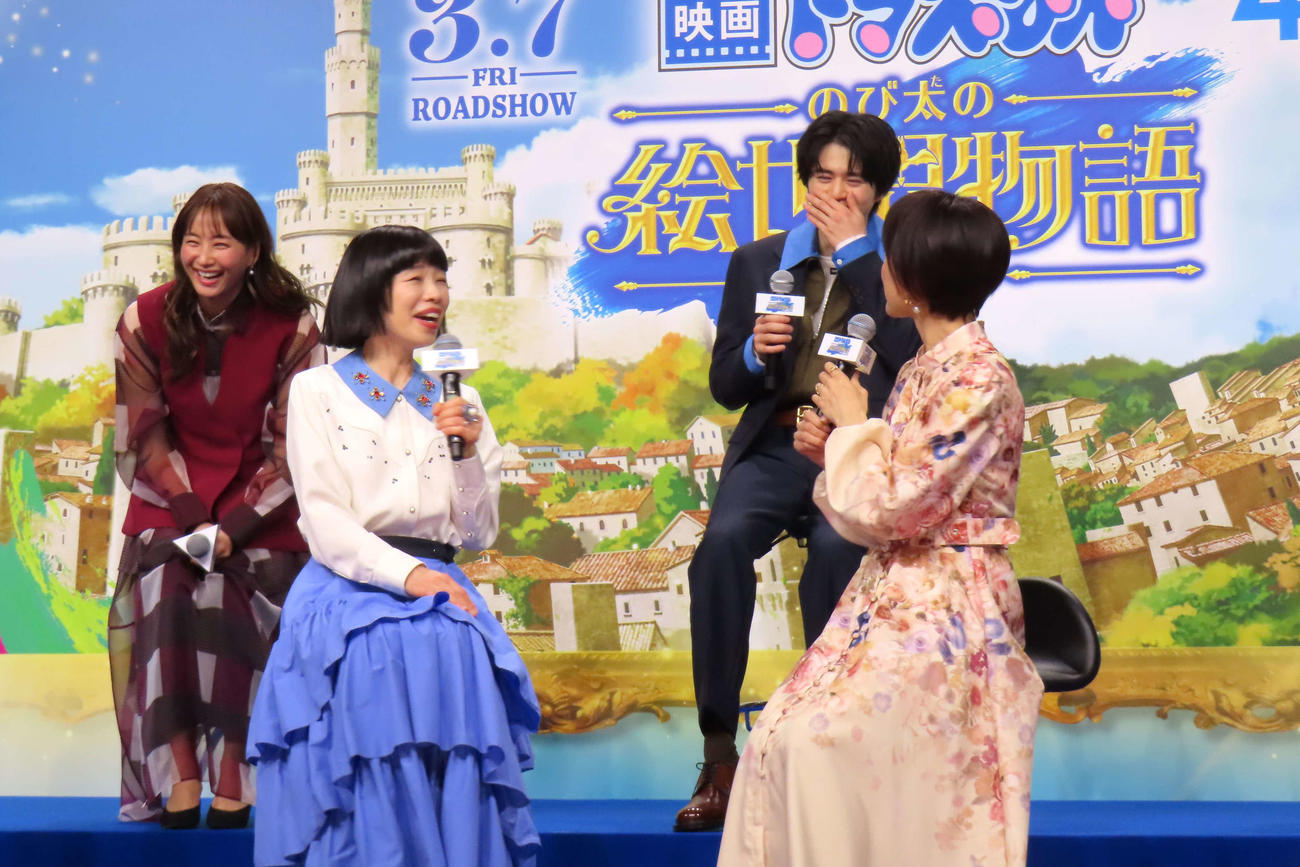 「映画ドラえもん　のび太の絵世界物語」完成報告会でトークを行う、左から藤本美貴、水田わさび、鈴鹿央士、かかずゆみ