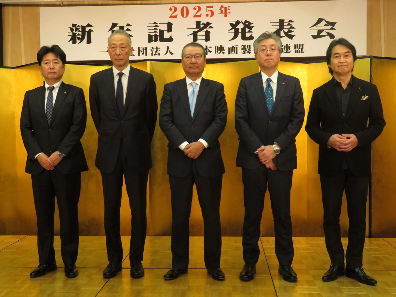 映連の2025年新年記者発表会に出席した、左から松竹の高橋敏弘社長、東宝の松岡宏泰社長、映連の島谷能成会長、東映の吉村文雄社長、KADOKAWA夏野剛社長（撮影・村上幸将）