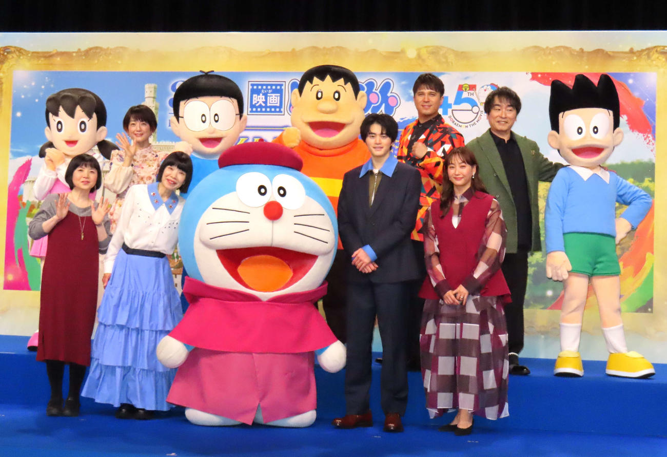 「映画ドラえもん　のび太の絵世界物語」完成報告会に登壇した、前列左から寺本幸代監督、水田わさび、鈴鹿央士、藤本美貴。後列左からかかずゆみ、木村昴、関智一
