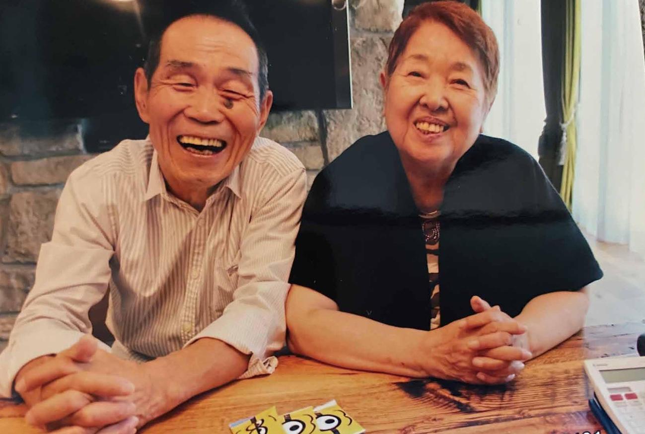 坂本雄次さん（左）と妻節子さん