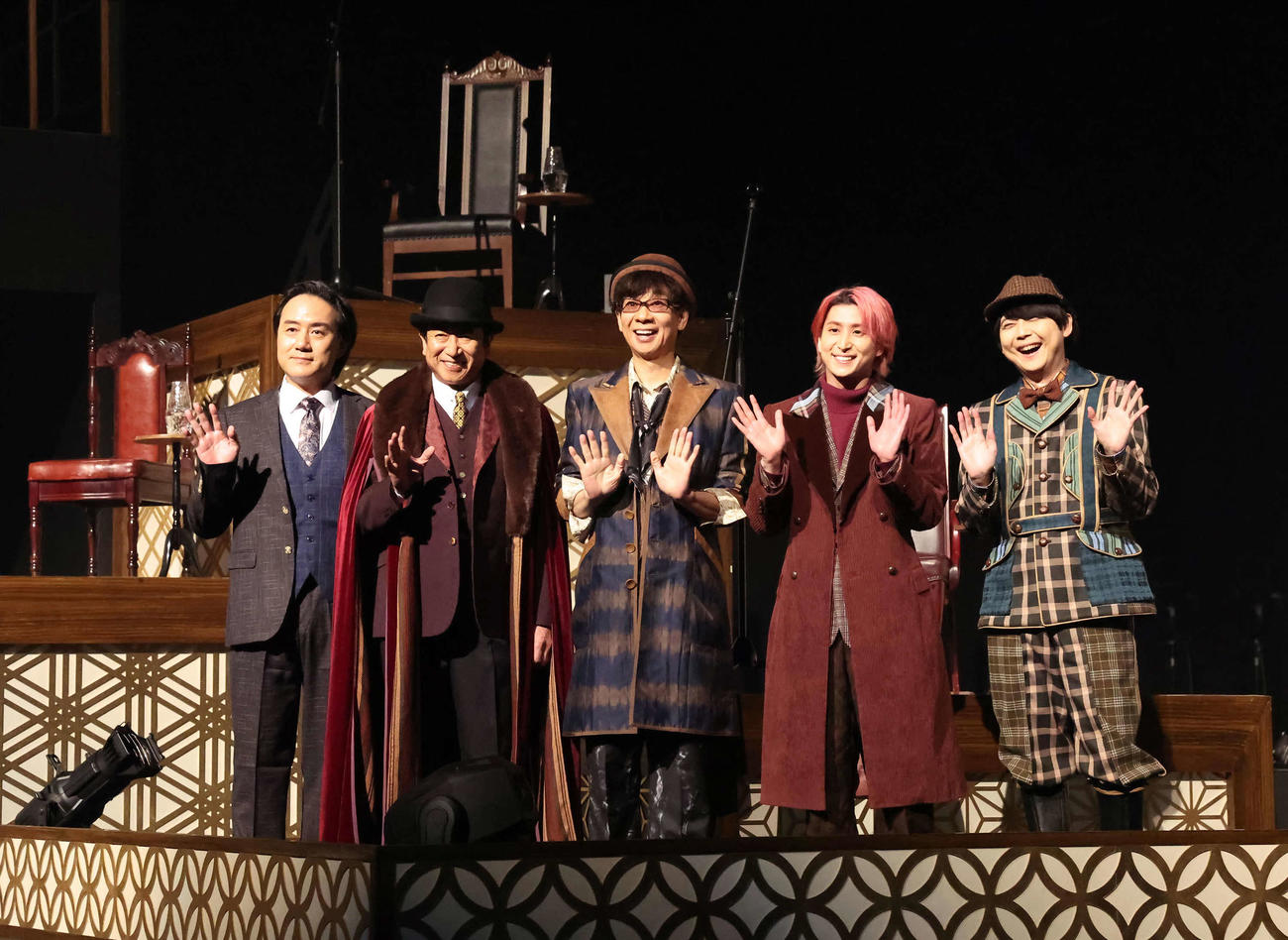ゲネプロを前に写真に納まる、左から演出・構成の野坂実氏、井上和彦、山寺宏一、佐久間大介、梶裕貴（撮影・丹羽敏通）