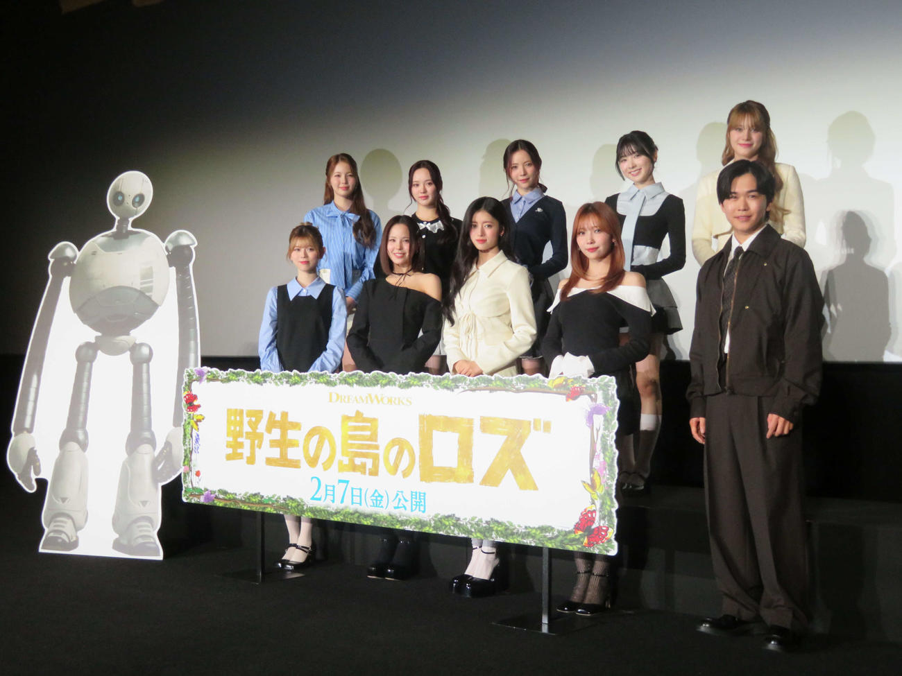 米アニメ映画「野生の島のロズ」スペシャル・イベントに登壇した、前列左からRIKU、MAKO、RIMA、、MAYUKA、鈴木福、後列左からAYAKA、RIO、MAYA、、MIIHI、NINA（撮影・村上幸将）
