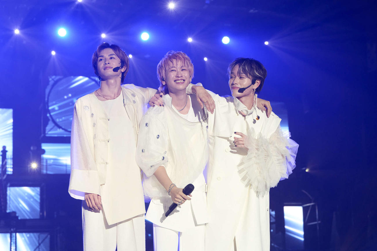 「BULLET TRAIN ARENA TOUR 2024－2025”Joker”」ツアー最終公演でパフォーマンスする、左からタクヤ、シューヤ、マサヒロ