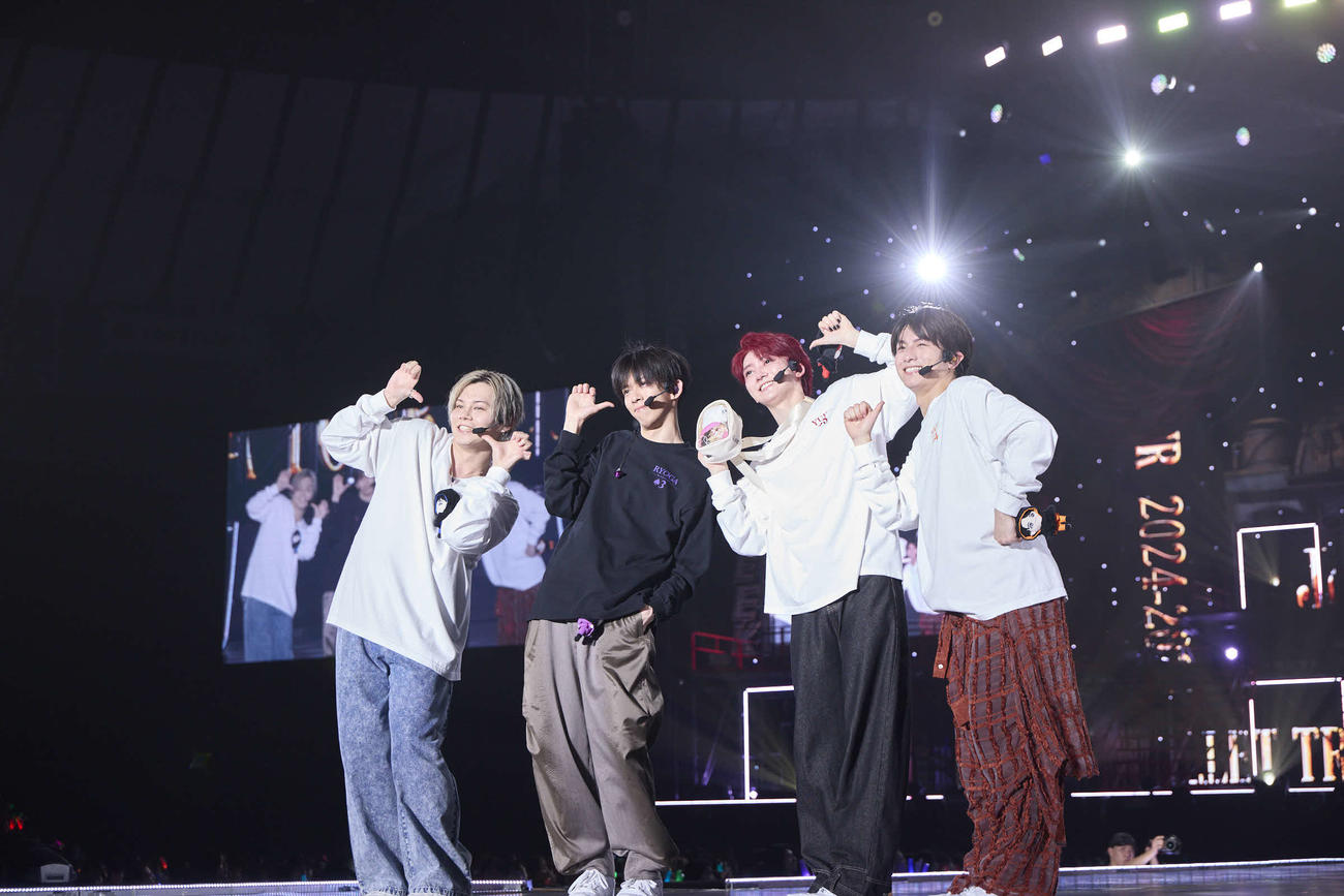 「BULLET TRAIN ARENA TOUR 2024－2025”Joker”」ツアー最終公演でパフォーマンスする、左からカイ、リョウガ、ユーキ、ハル