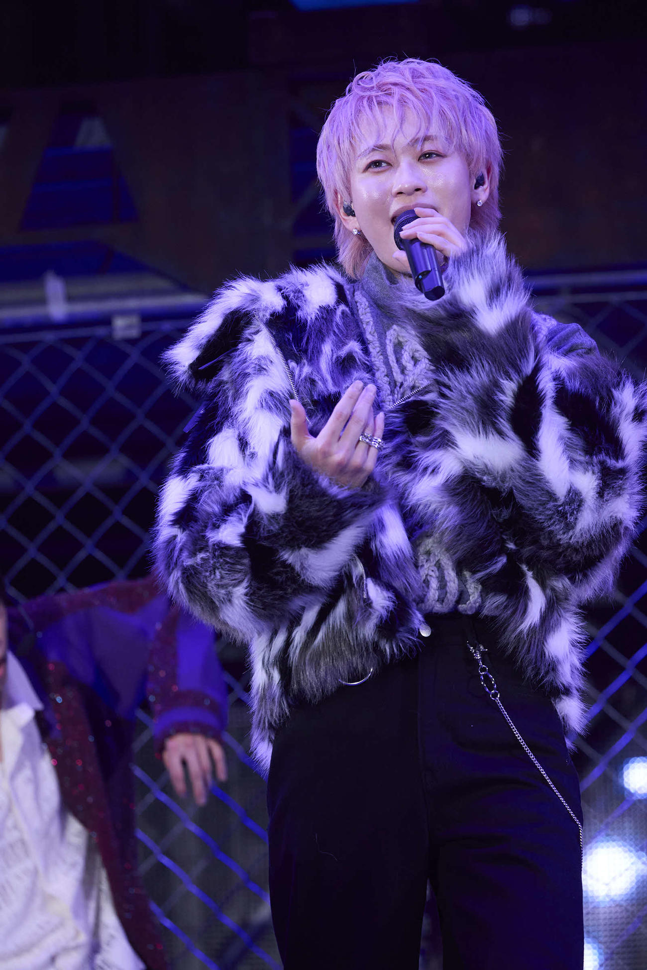「BULLET TRAIN ARENA TOUR 2024－2025”Joker”」ツアー最終公演でパフォーマンスするシューヤ