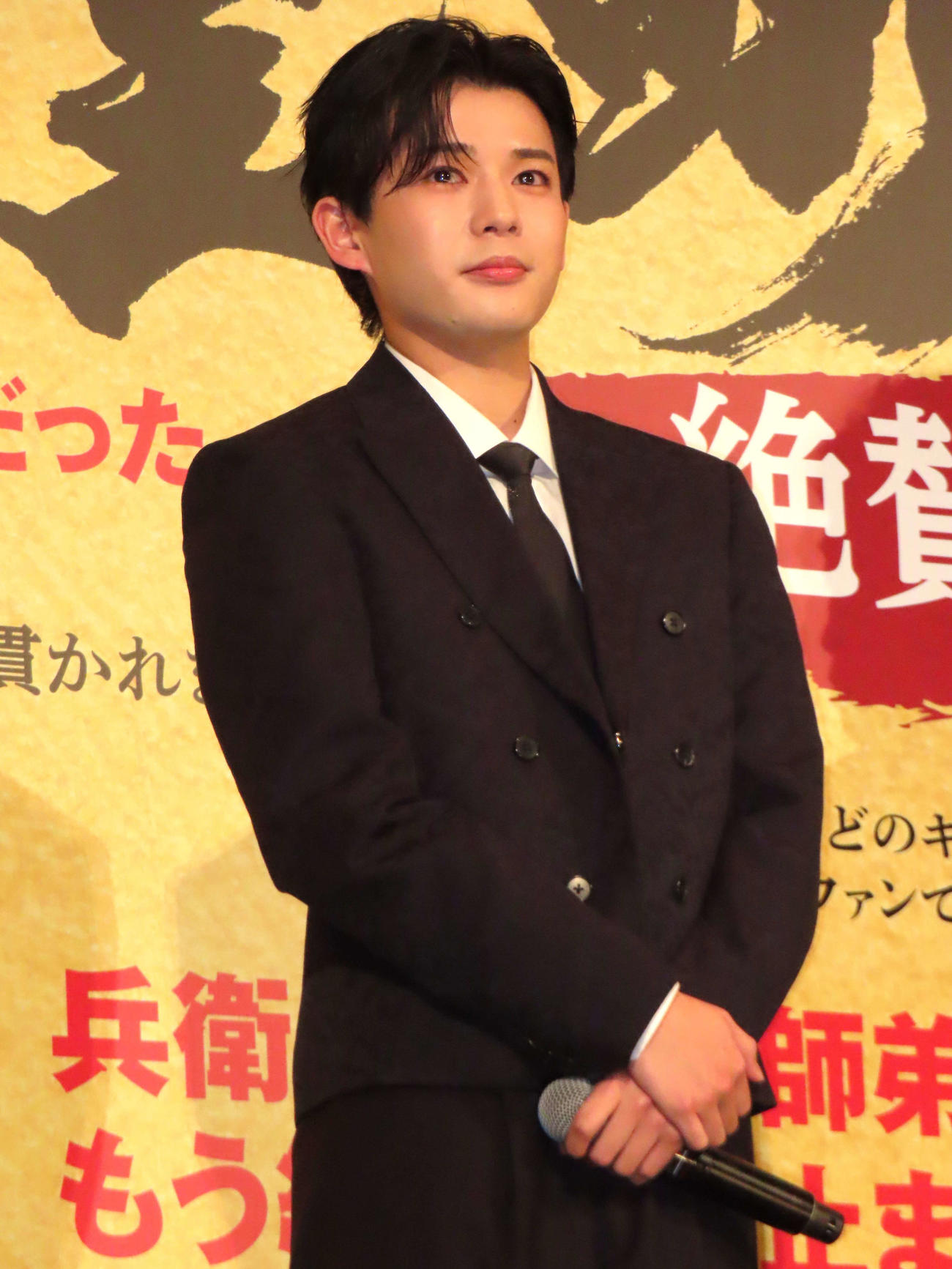 「室町無頼」公開御礼舞台あいさつに出席したなにわ男子長尾謙杜